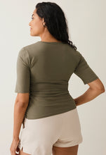 Laden Sie das Bild in den Galerie-Viewer, Umstands- und Stillshirt Classic von boob mit halblangem Arm, green khaki