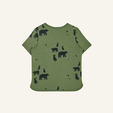 Laden Sie das Bild in den Galerie-Viewer, ILTA Jersey Kurzarmshirt mit Tierprint von finkid in bronze green
