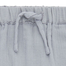 Laden Sie das Bild in den Galerie-Viewer, Babyhose aus leichtem Musselin Loki in dusty blue von Sense Organics