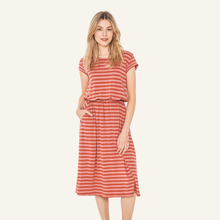 Laden Sie das Bild in den Galerie-Viewer, MEKKO Kleid aus gestreiftem Bambusjersey von finside in chili/peach