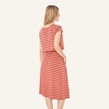 Laden Sie das Bild in den Galerie-Viewer, MEKKO Kleid aus gestreiftem Bambusjersey von finside in chili/peach