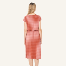 Laden Sie das Bild in den Galerie-Viewer, MEKKO Kleid aus gestreiftem Bambusjersey von finside in chili/peach