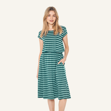 Laden Sie das Bild in den Galerie-Viewer, MEKKO Kleid aus gestreiftem Bambusjersey von finside in deep teal/trellis