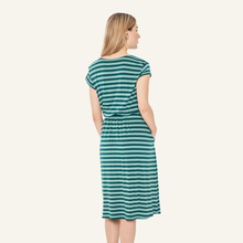 Laden Sie das Bild in den Galerie-Viewer, MEKKO Kleid aus gestreiftem Bambusjersey von finside in deep teal/trellis