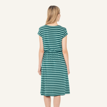 Laden Sie das Bild in den Galerie-Viewer, MEKKO Kleid aus gestreiftem Bambusjersey von finside in deep teal/trellis