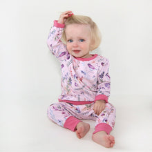 Laden Sie das Bild in den Galerie-Viewer, Baby Sweathose mit Blumendruck in rosé-soft pink von Enfant Terrible